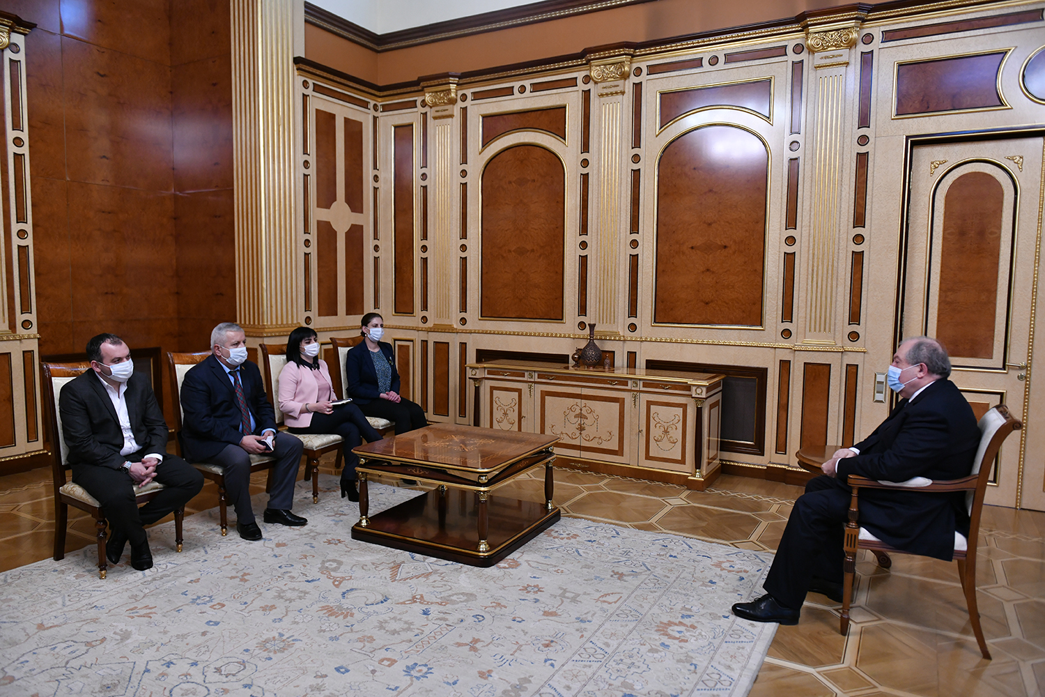 Президент Армении обсудил с независимыми депутатами политический кризис в стране