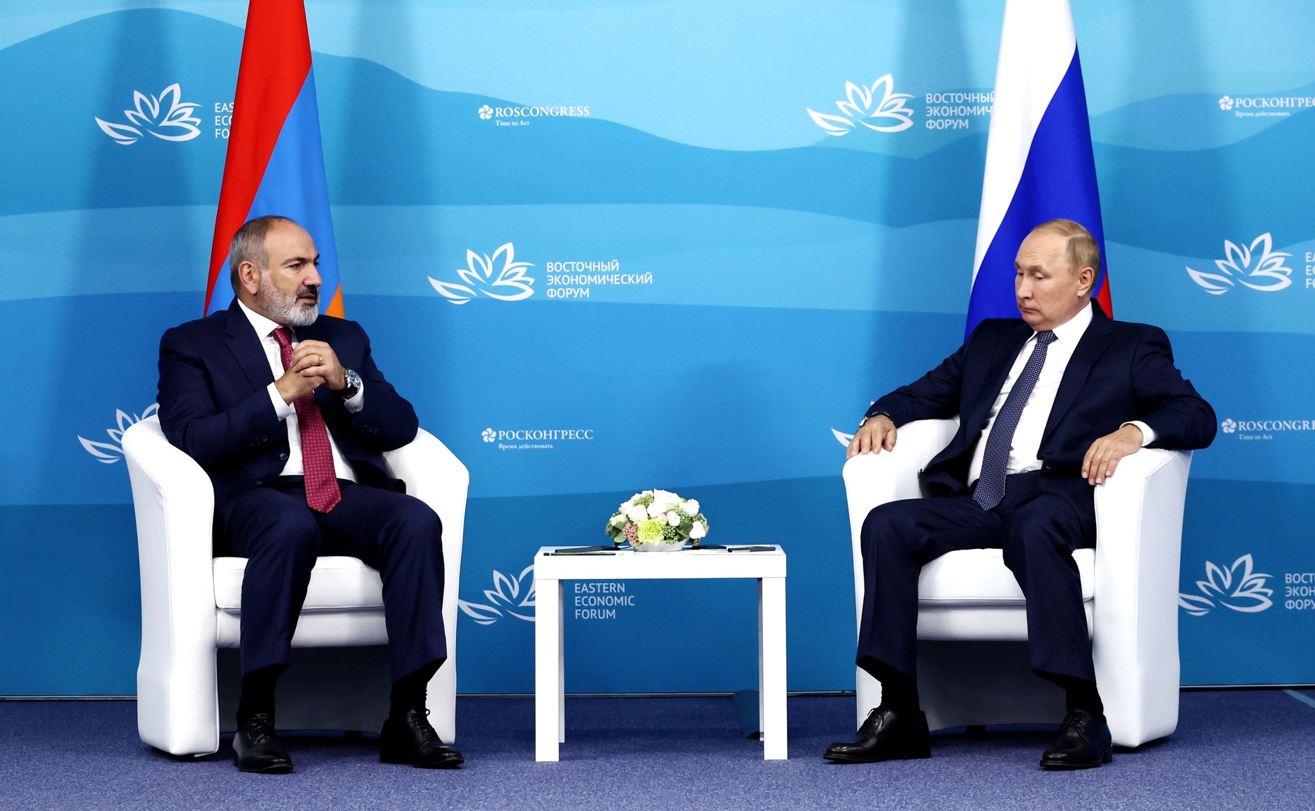 Путин заявил о постоянном контакте с Пашиняном по Нагорному Карабаху