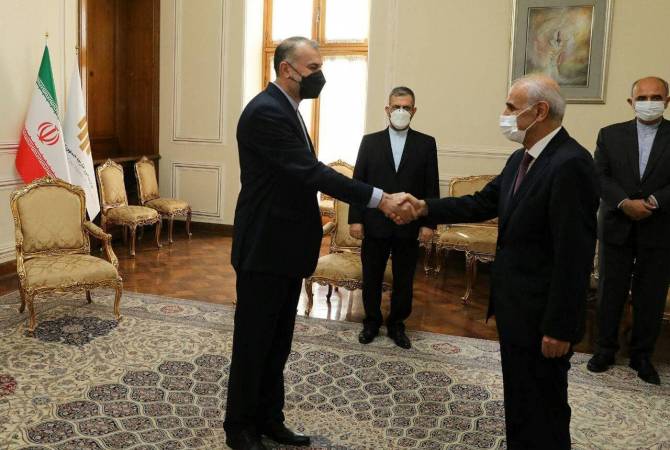 Глава МИД Ирана провел прощальную встречу с послом Армении