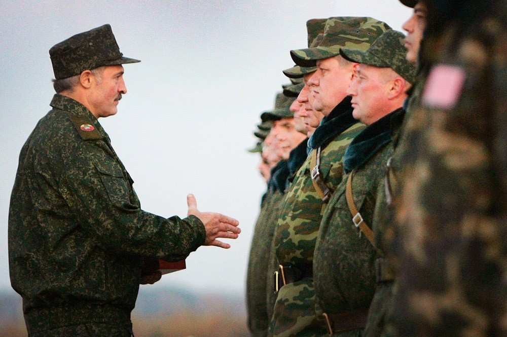 Лукашенко призвал обновить план применения совместной группировки войск РФ и Белоруссии