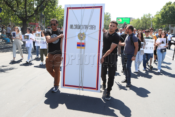 Движение «Сопротивления» проводит в Ереване шествие в защиту Конституции