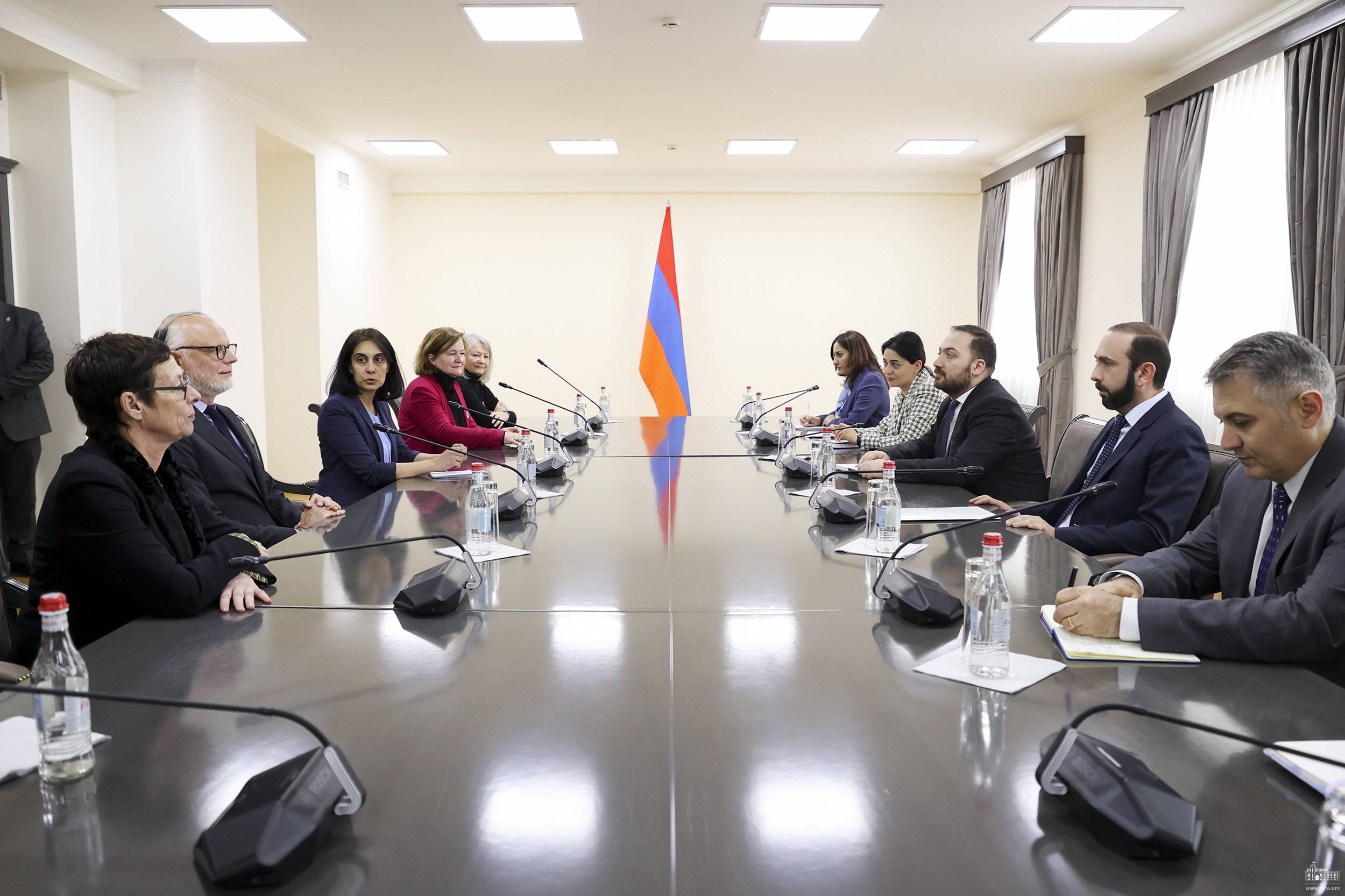 Глава МИД Армении и экс-премьер Франции обсудили региональную безопасность и стабильность