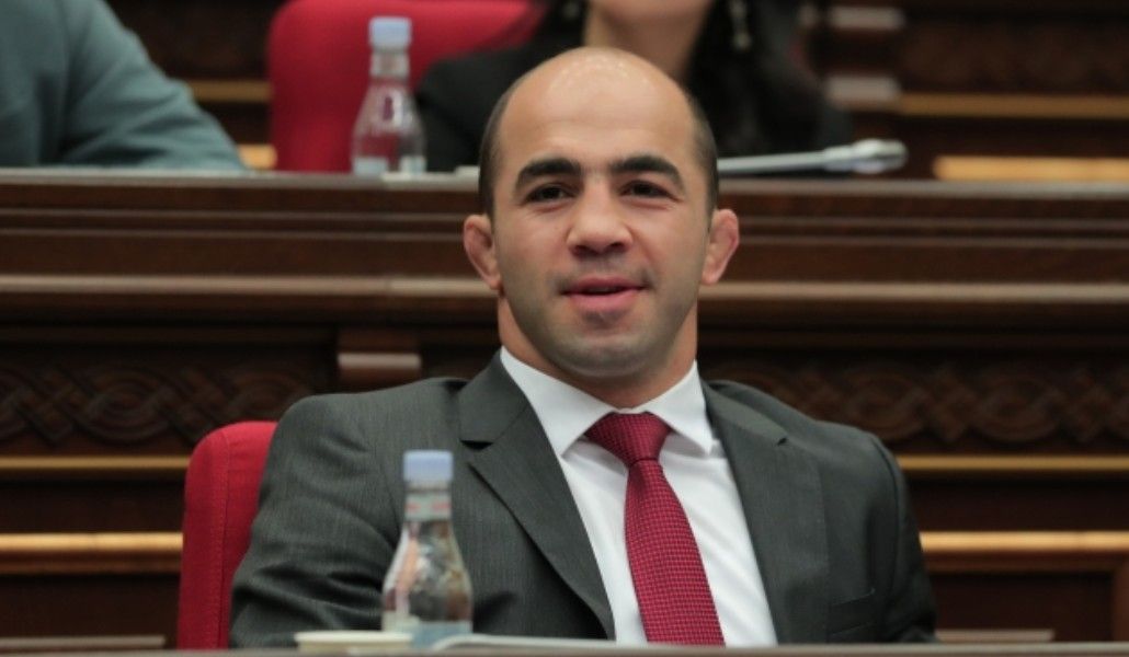 Арсен Джулфалакян вызвал Араика Арутюняна на дебаты в прямом эфире