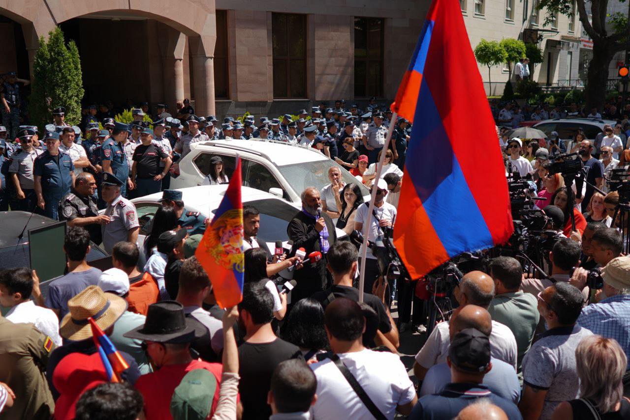 Оппозиция проводит шествие от здания Следственного комитета к церкви Св. Анны