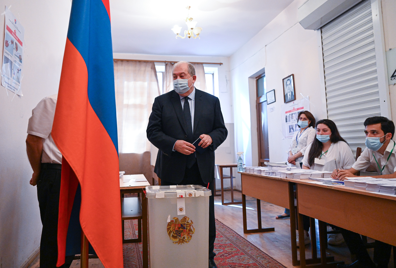 Президент Армении Армен Саргсян проголосовал на внеочередных выборах