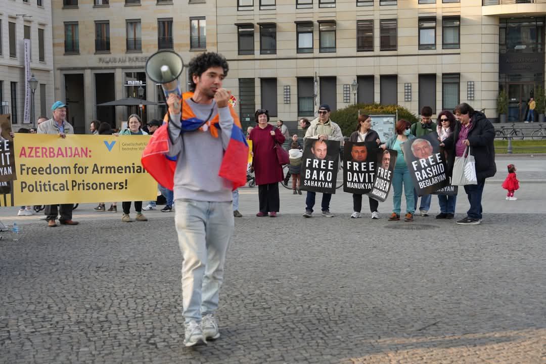 Акция в Берлине: Необходимы меры против незаконных судов над армянскими пленными в Баку