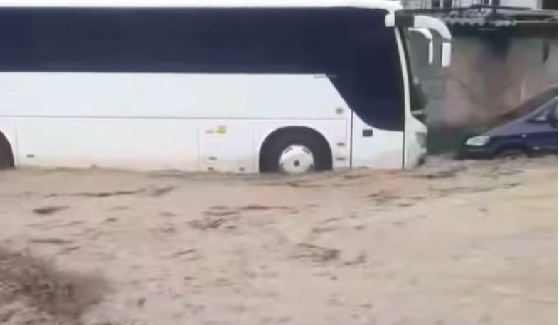 В Капане дождевые воды затопили улицу