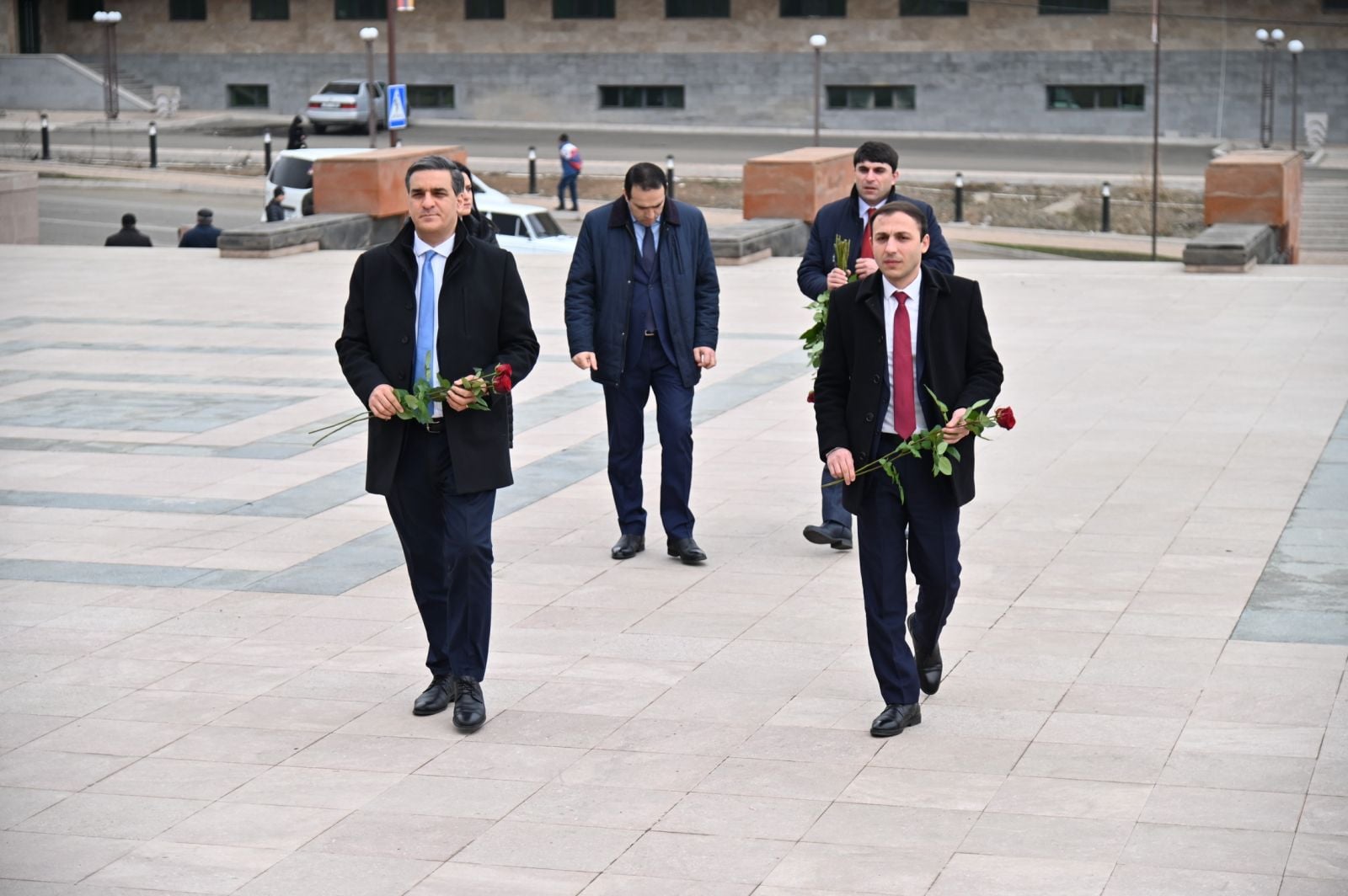 Омбудсмены посетили братское кладбище-мемориал в Степанакерте