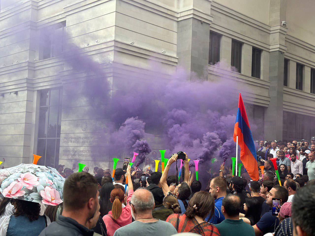 Полиция пригрозила протестующим в Ереване применением спецсредств