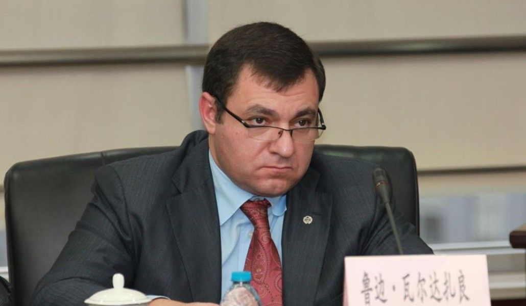 Глава ВСС отказался отвечать на политические вопросы депутатов