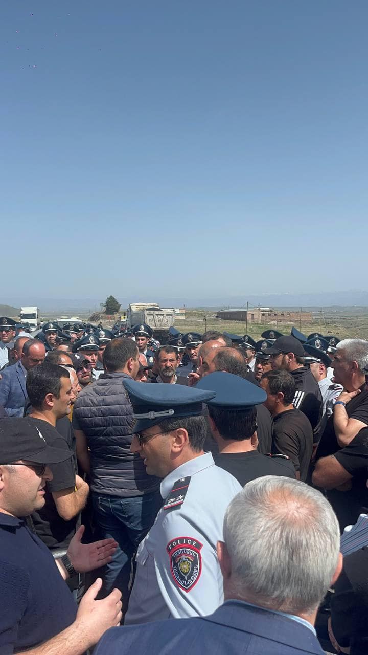 «Говорил и буду говорить - он турок»: граждане перекрыли автомагистраль Ереван-Гюмри