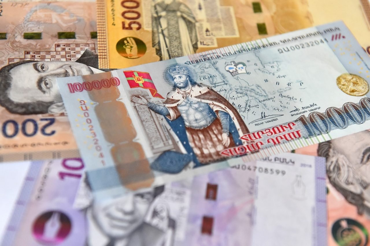 Армянский драм укрепился по отношению к доллару, евро, фунту и рублю