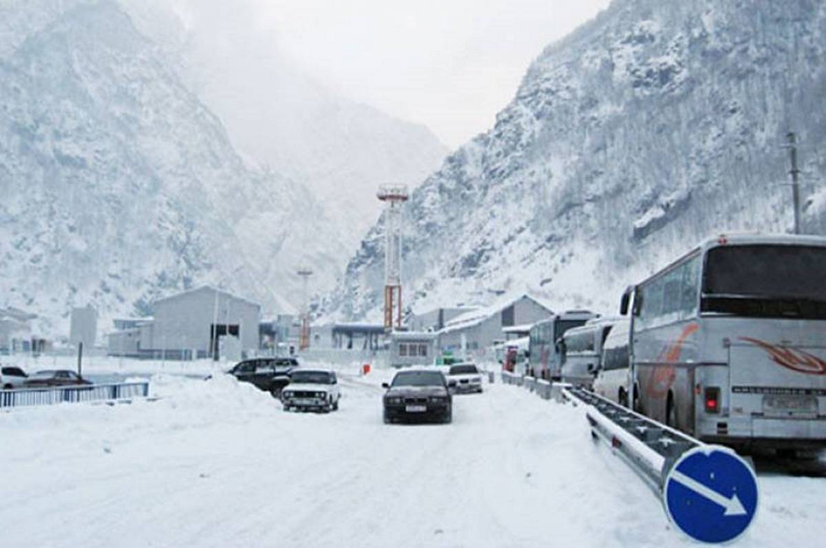 Ларс открыт, но со стороны России скопилось более 455 грузовиков