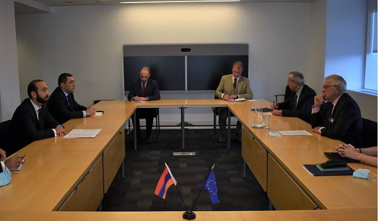 Мирзоян и Боррель указали на необходимость начать переговоры по Карабаху в рамках МГ ОБСЕ