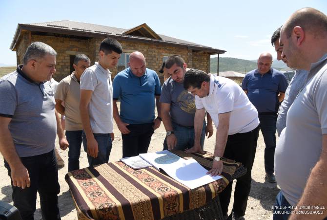 Арутюнян посетил Аскеранский район и ознакомился с ходом реализации масштабных проектов