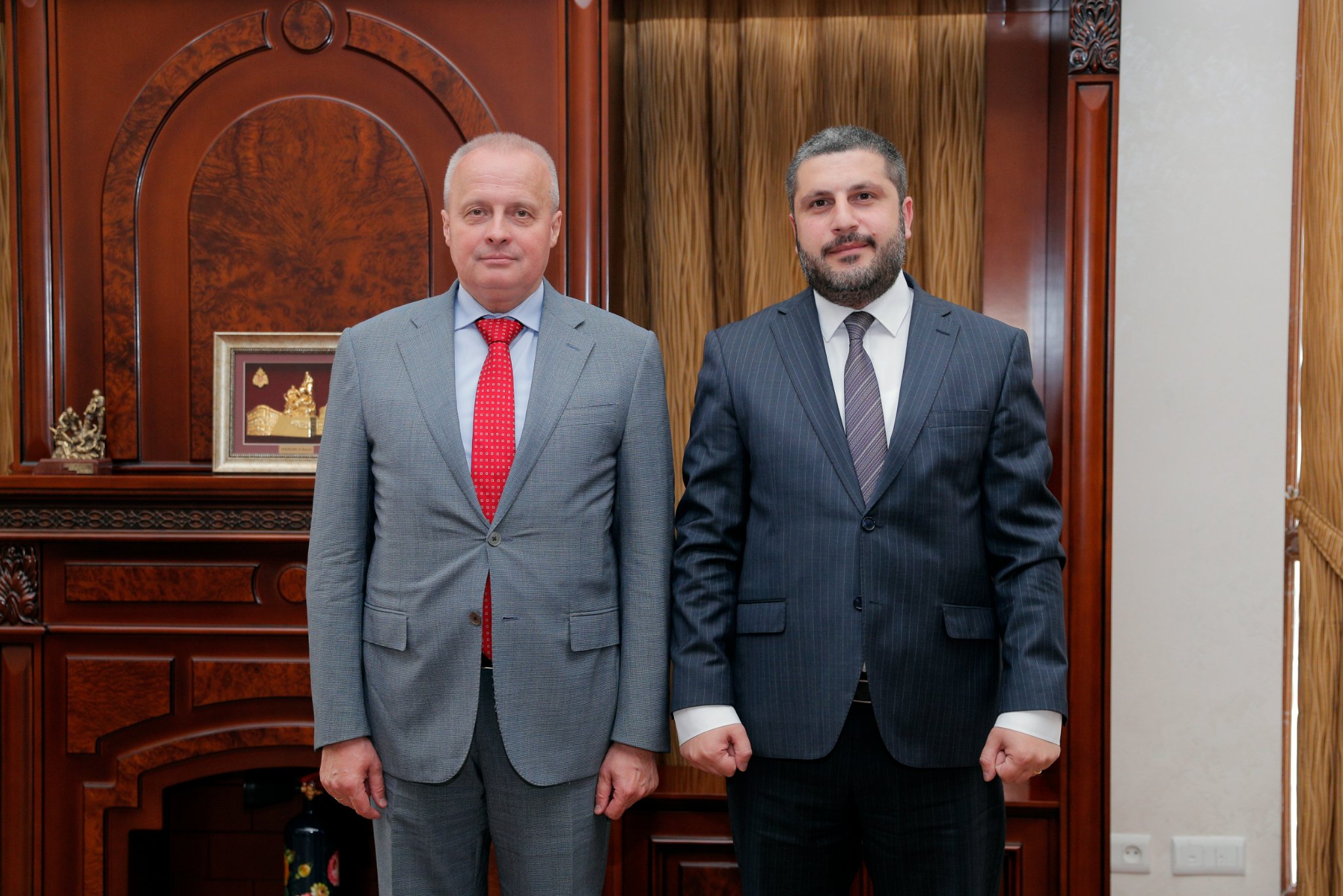 Глава МЧС и посол РФ обсудили вопросы сотрудничества