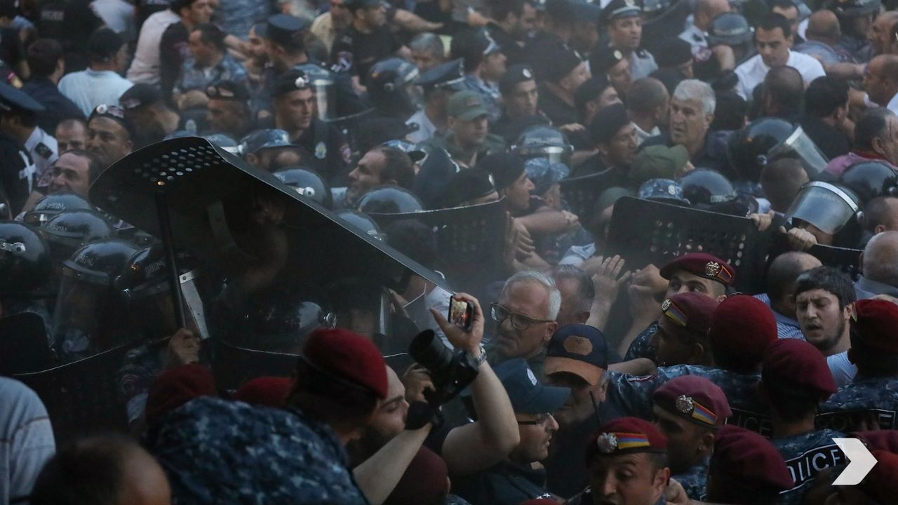 После столкновения с протестующими полиция задержала 11 человек