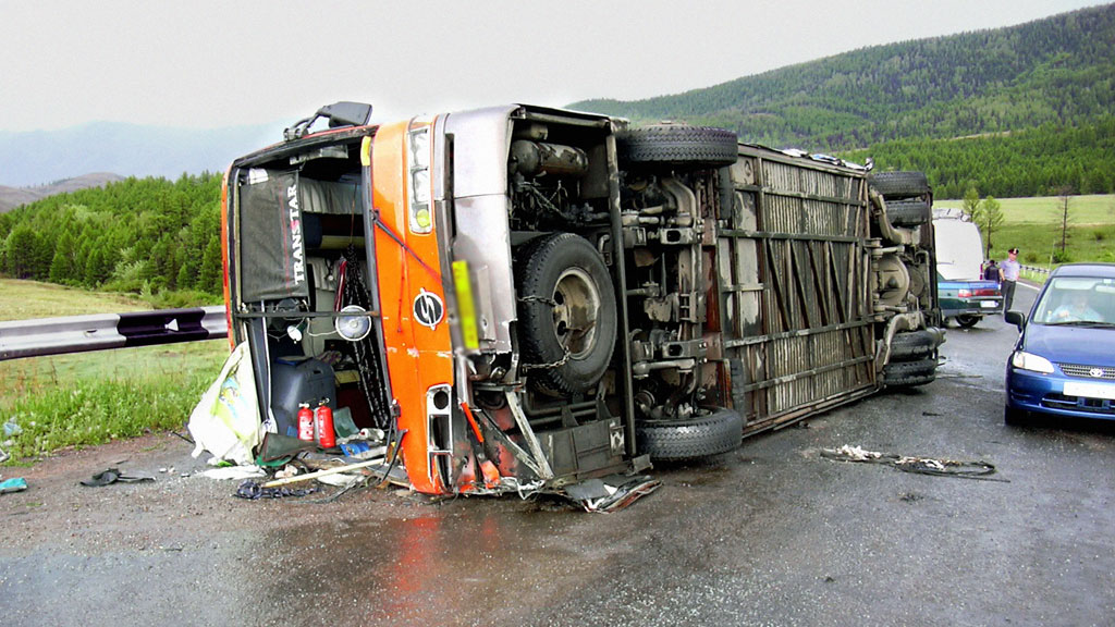 Автобус из Москвы в Ереван перевернулся в Грузии, есть пострадавшие