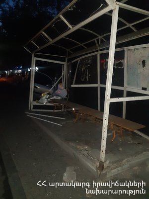 Автомобиль въехал в остановку в Ереване: есть пострадавший