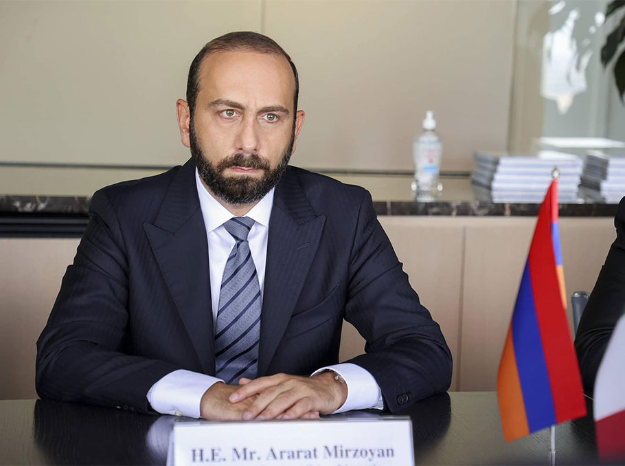 Глава МИД Армении ответил на обвинения из Москвы в сдаче Арцаха во время встречи в Праге 