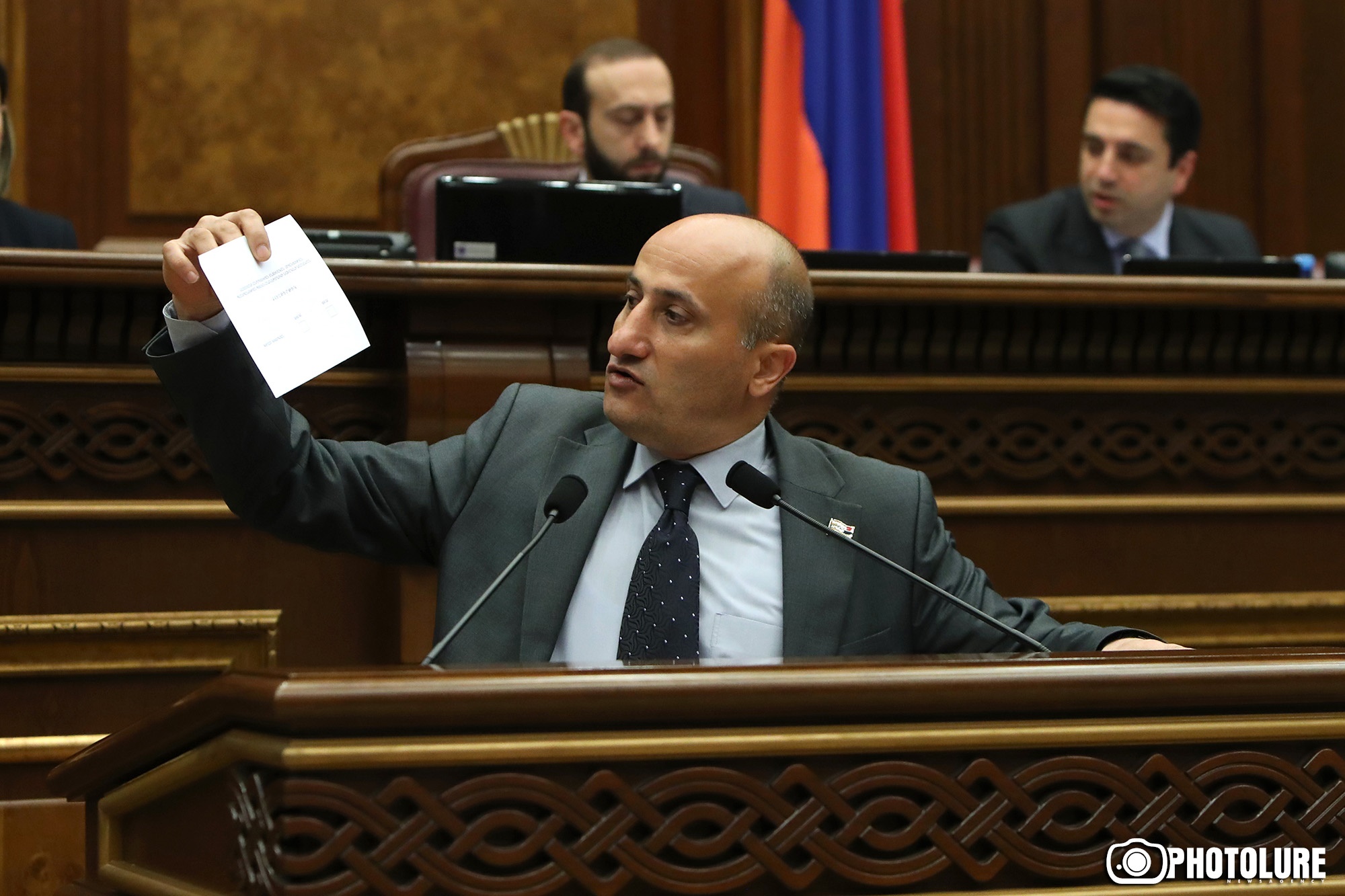 Парламент Армении принял инициативу о прекращении полномочий главы КС