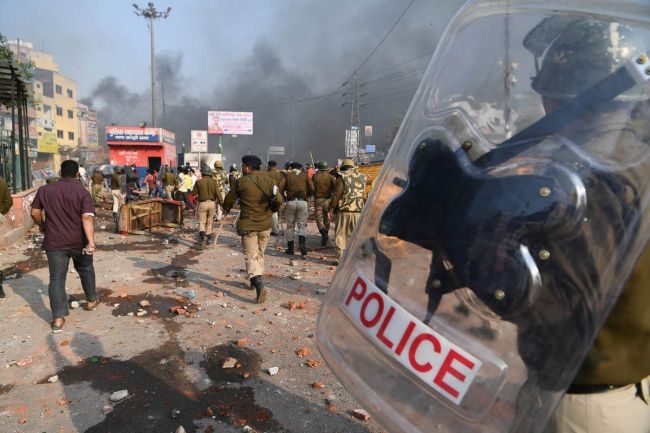 В результате столкновений между мусульманами и индуистами в Нью-Дели убиты 27 человек