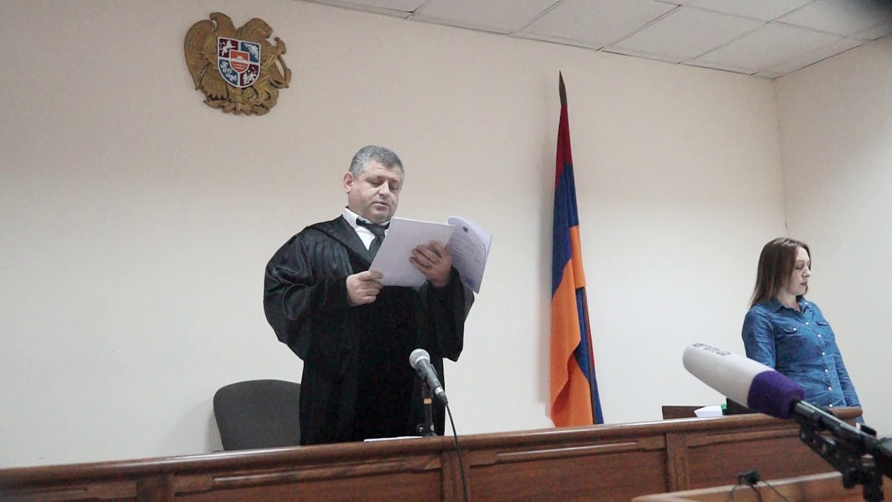В Ереване ограбили автомобиль судьи административного суда Армении Арцруна Мирзояна
