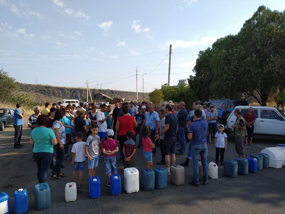 «Хотим воду!»: жители села Арчис заблокировали трассу Баграташен-Алаверди 