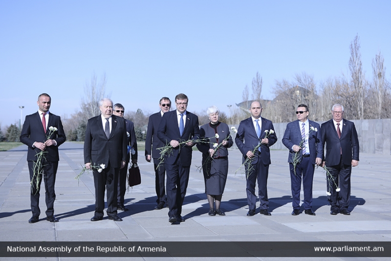 Российские сенаторы посетили мемориал в Цицернакаберде