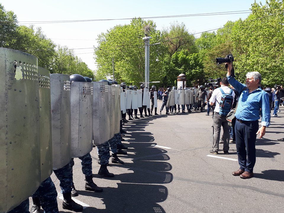 Իրավիճակը լարված է. ոստիկանները պատ են կազմել և շրջափակել Ֆրանսիայի հրապարակը ԹԱՐՄԱՑՎՈՂ