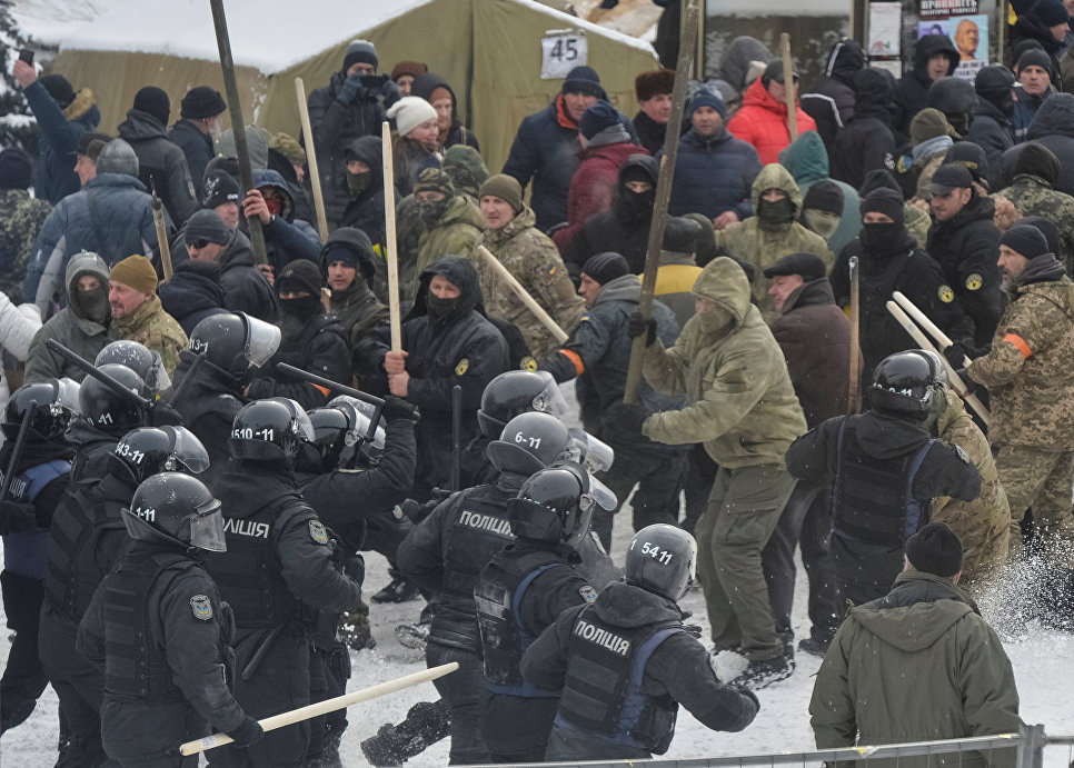Беспорядки в Киеве: ранены полицейские, центр города перекрыт