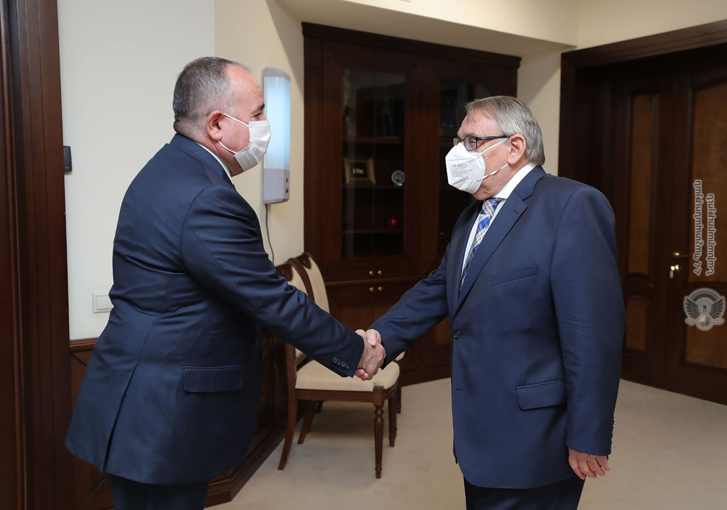Глава Минобороны Армении и посол Чехии обсудили вопросы сотрудничества в оборонной сфере
