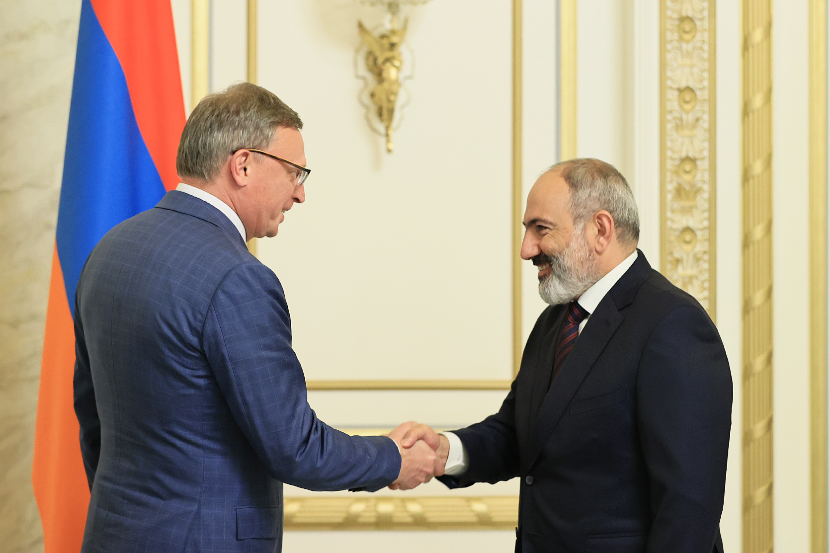 Пашинян и губернатор Омской области обсудили сотрудничество в разных сферах
