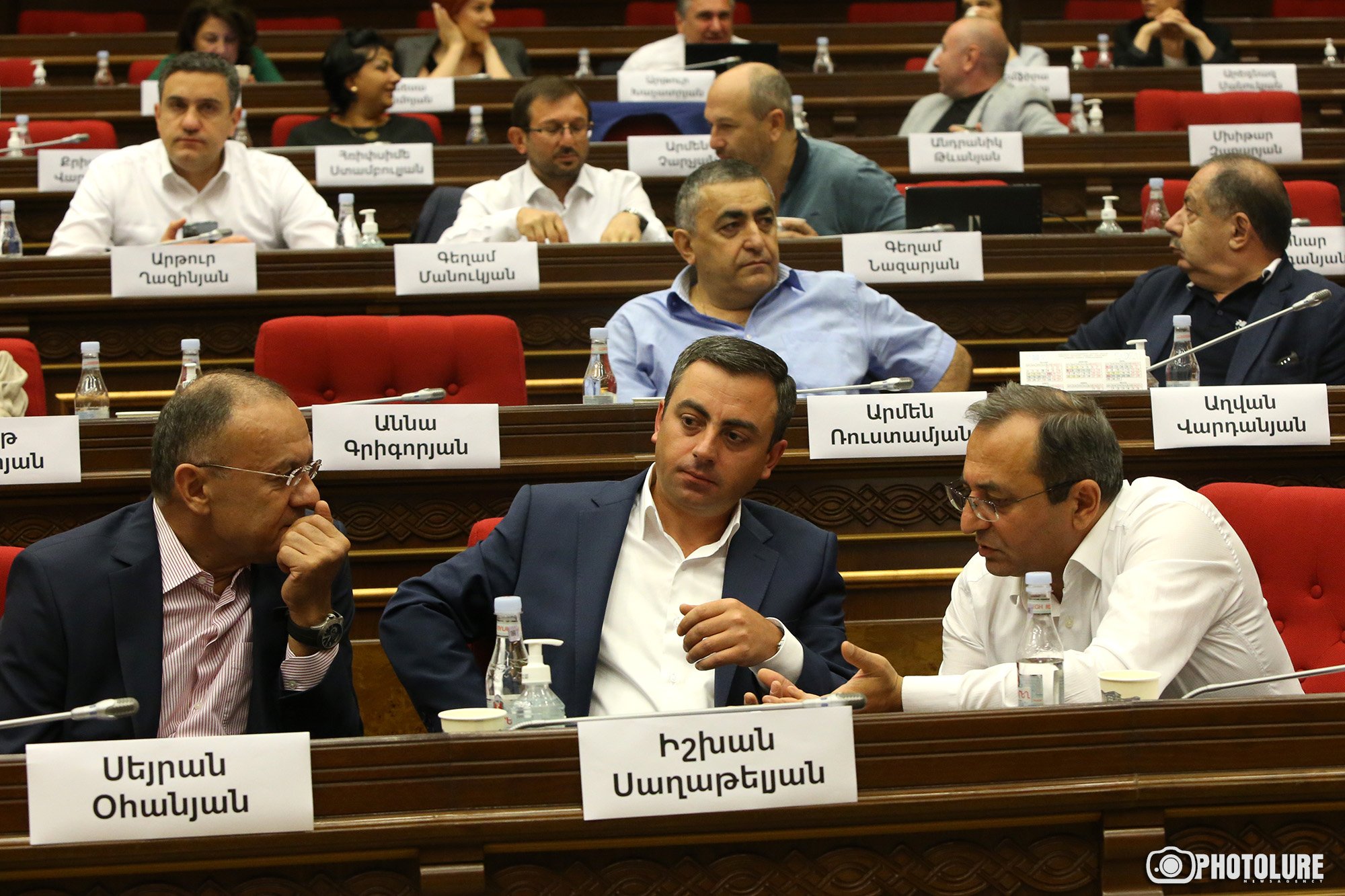 Парламентская фракция «Армения» передала премии реабилитационному центру в Арцахе