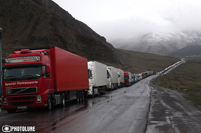 Ларс открыт, но со стороны России скопилось более 600 грузовиков