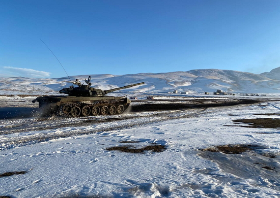 Военнослужащие ЮВО выполнили «танковую карусель» на высокогорном полигоне в Армении