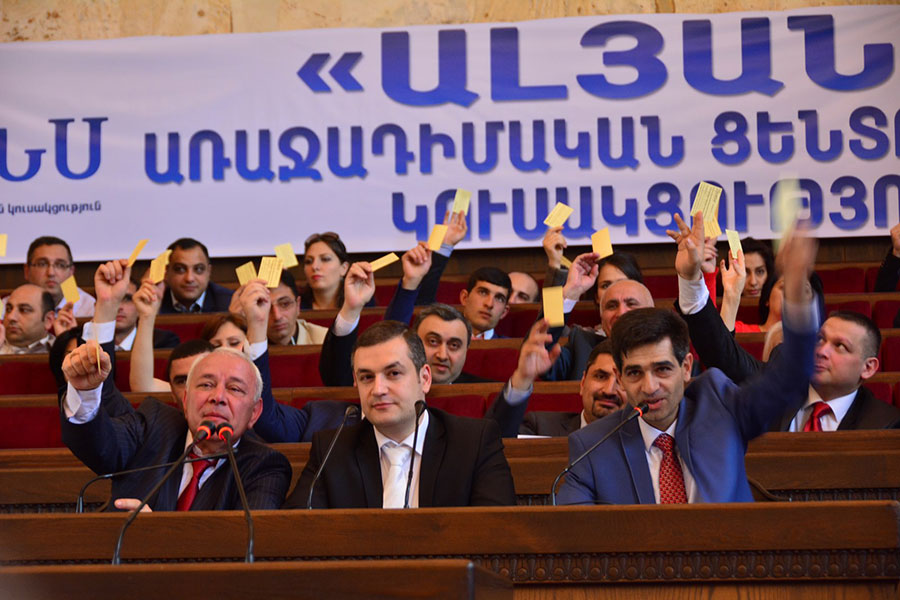 В Армении призывают признать независимость ЛНР, ДНР и Республики Арцах