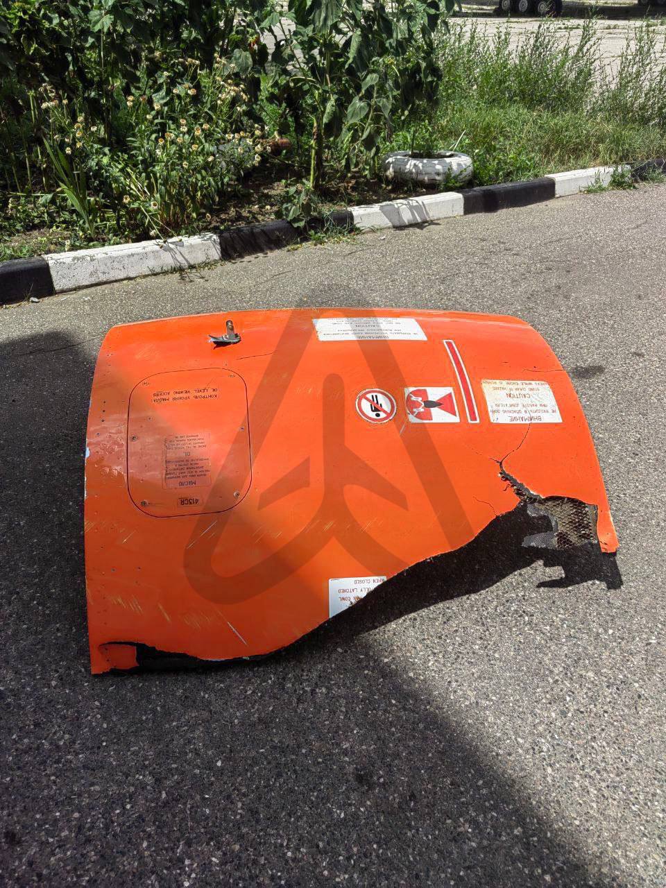 У самолета рейса Минводы-Ереван во время полета отвалился капот левого двигателя