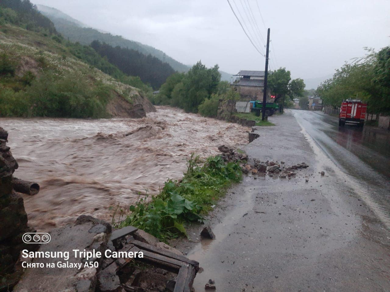 Река Дебед вышла из берегов: дорога из Армении в Грузию разрушена, есть погибший (ВИДЕО)