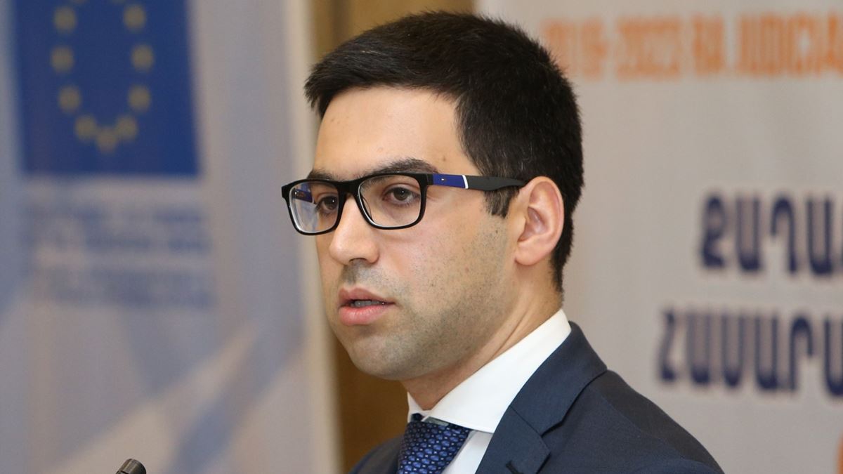 У министра юстиции Армении Рустама Бадасяна COVID-19 не обнаружен 