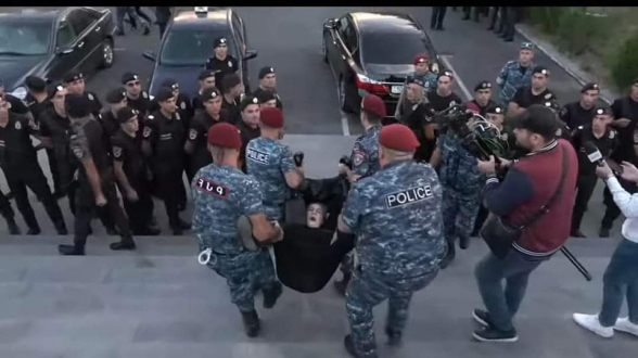 Родственники погибших солдат выкинули венки, установленные в «Ераблуре» Пашиняном 