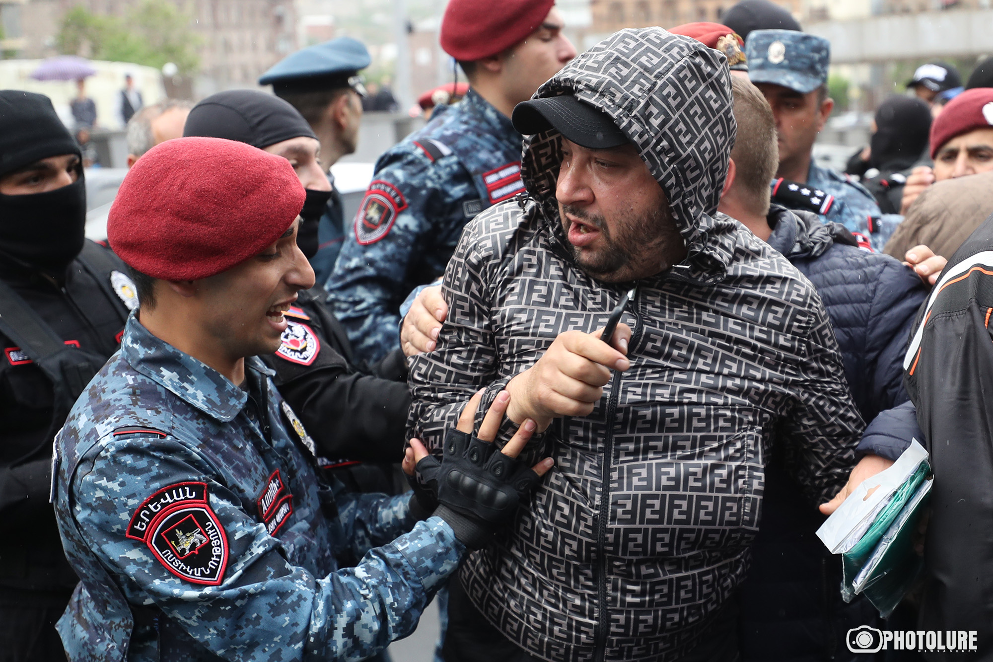 Число задержанных участников мирных акций в Ереване приближается к 200