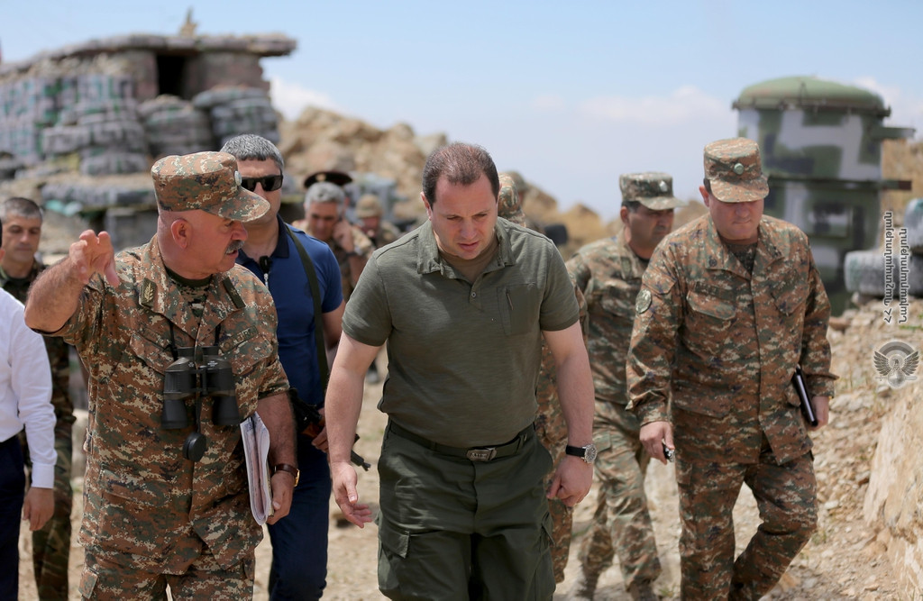 Министр обороны Армении побывал на юго-западном участке границы