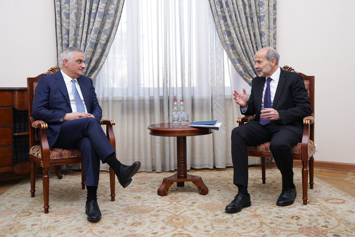Вице-премьер представил послу Испании ситуацию в Нагорном Карабахе