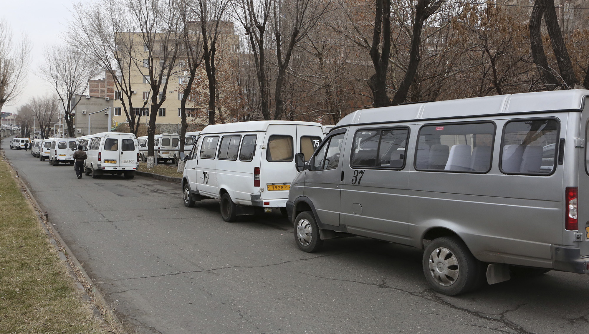 Водители маршрутных такси бастуют в знак протеста против повышения арендной платы 