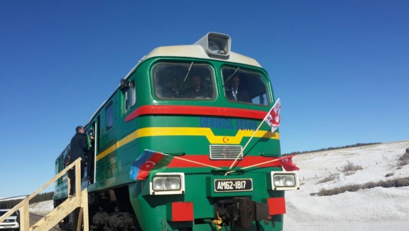 Первый грузовой поезд по железной дороге Баку-Тбилиси-Карс прибыл в Карс