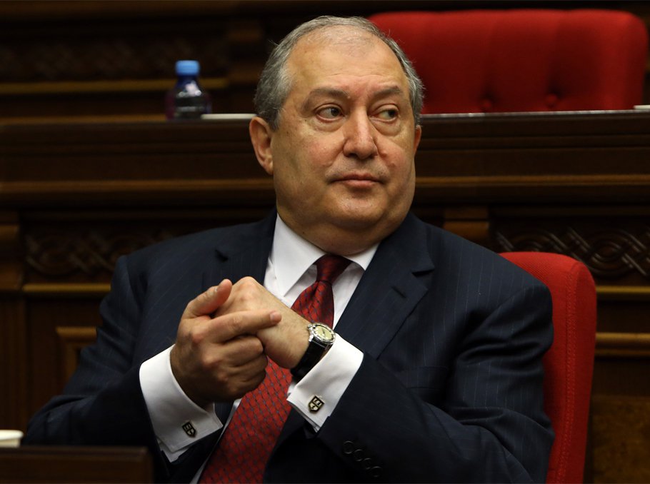 Հայաստանի նախագահը հրաժարվել է սեղմել Իսպանիայի դեսպանի ձեռքը
