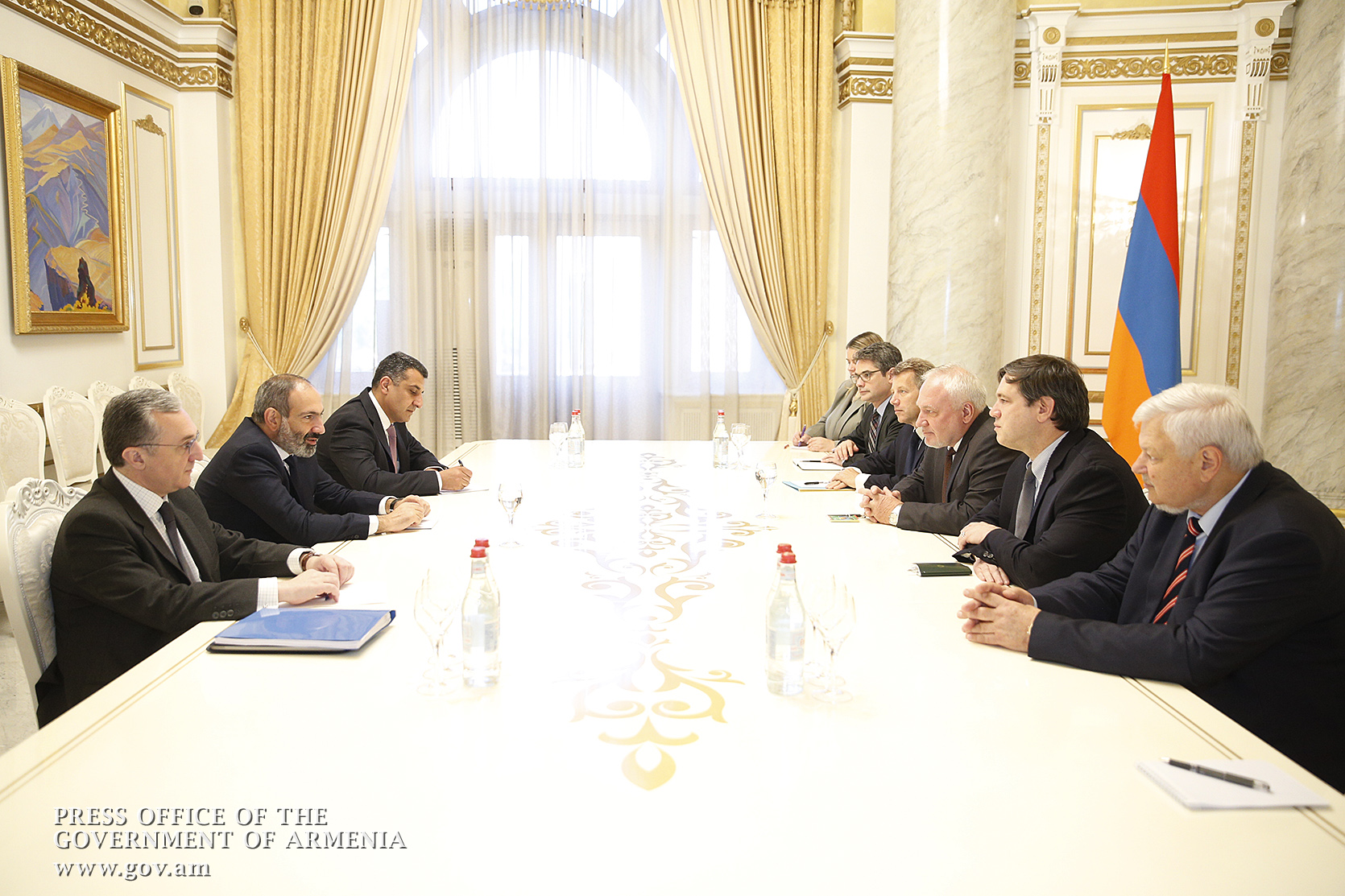 Премьер-министр и сопредседатели Минской группы обсудили ситуацию в зоне конфликта