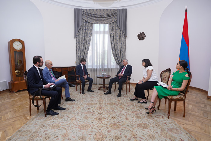 Вице-премьер Армении и посол Франции обсудили блокировку Азербайджаном Лачинского коридора