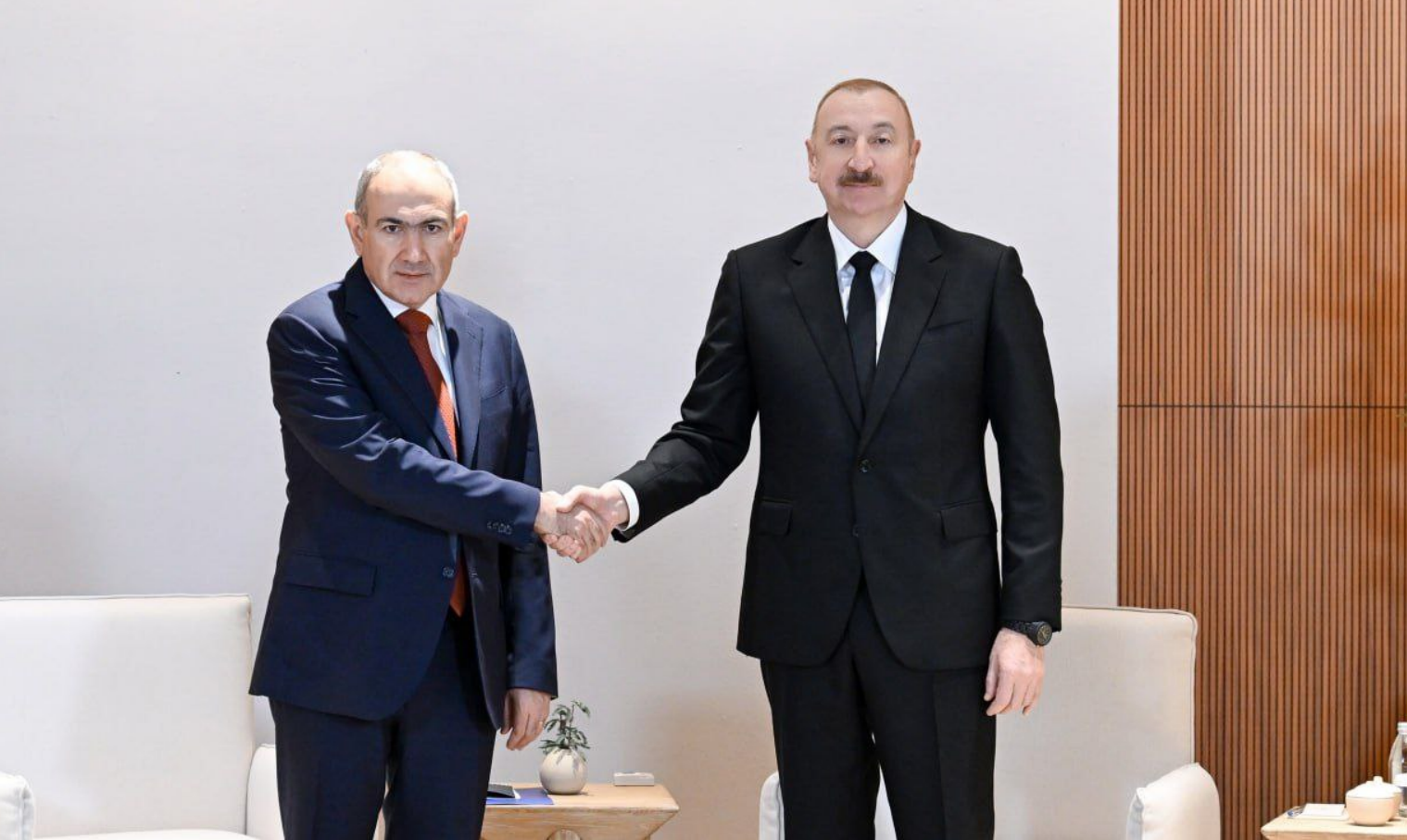 Пашинян и Алиев подтвердили готовность к укреплению мира между Арменией и Азербайджаном